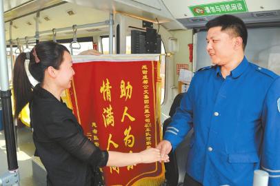公交车变身“救护车”闯红灯逆行救发病1岁女婴