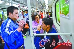 地铁“晕倒哥”行骗引热议市民吁莫因此而冷漠
