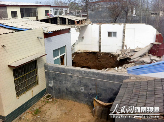 河南许昌县一农家房屋坍塌陷入地下伤亡不详
