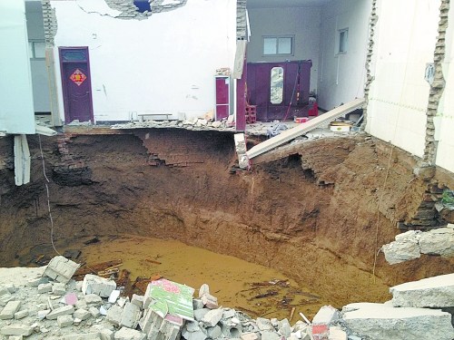 河南一村民家突发地陷八旬老人死亡疑与采矿有关