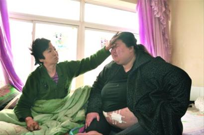 母亲瘫痪无钱救治400斤女子欲切胃减肥赚医疗费