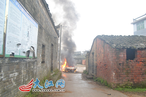 小轿车行驶途中自燃起火幸无人员伤亡(图)
