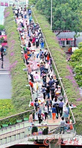 广州天桥遭小贩占领变集市城管仅桥下巡视(图)