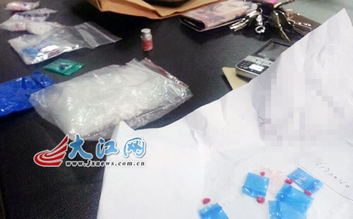 女子贩卖毒品从不露脸通过房门或窗户完成交易