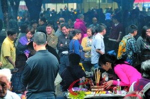 异乡客的清明节:无论离家多远哀思不会停顿(图)(2)