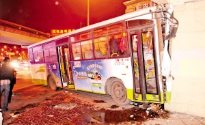 公交车失控撞上居民楼司机脑出血死亡6人受伤