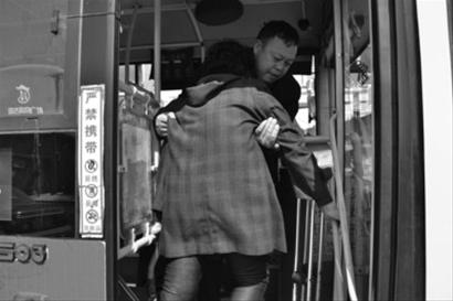 公交司机坚持背老年乘客上下车有百名粉丝(图)