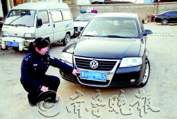 无证驾驶还套车牌看见交警女司机开车闯关