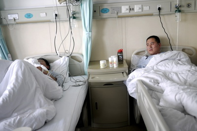 救人者成“知心大哥”开导“邻床”落水小伙(图)