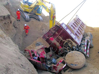 兰州一工地发生惨剧工程车跌下山崖驾驶员身亡