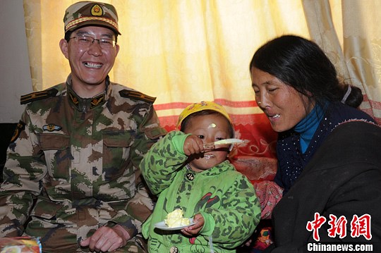 玉树地震宝宝三岁母亲望孩子长大当武警