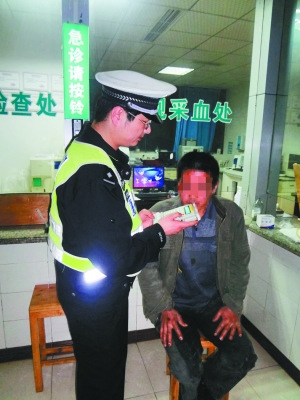 男子醉驾摩托撞倒醉汉对骂半小时发现是亲戚