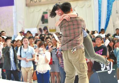 男子哄女友陪同看房突然街头下跪求婚成功(图)