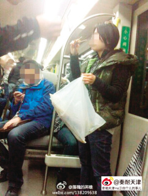 女子地铁内淡定吃烤串“香味”四溢招冷眼(图)