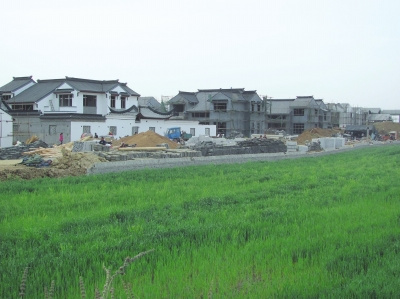 河南镇平麦田里建高档别墅群一栋价值数百万元
