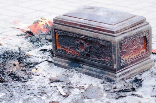 大街上清早出现骨灰盒环卫工看了不敢碰图