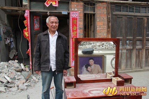 芦山退休老教师废墟中抢出儿子结婚照(图)