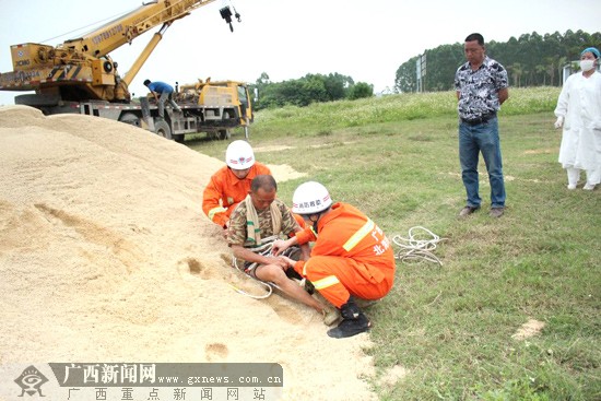 老人遭抢劫后爬水塔要自尽称“不想活了”
