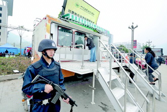 震区老太将家具堆置在外称不担心遗失外面有特警