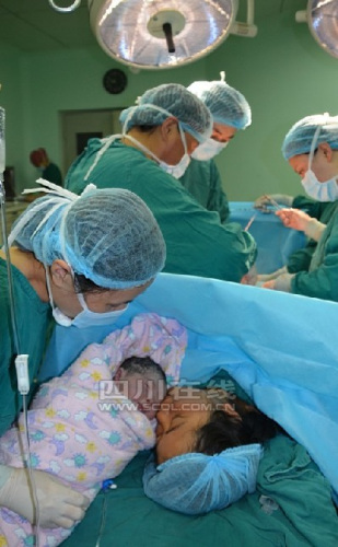 灾区孕妇获救后生下男婴孩子取名“向军”(图)