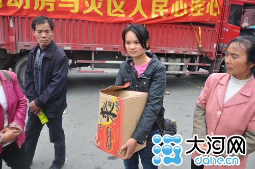 孩子两天没有奶粉吃母亲步行50分钟找食物(图)