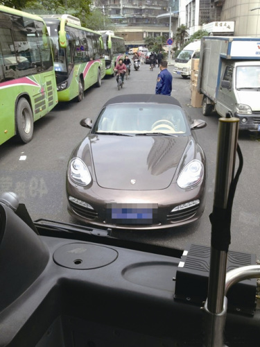豪车路上与公交顶牛致拥堵女车主下车走人