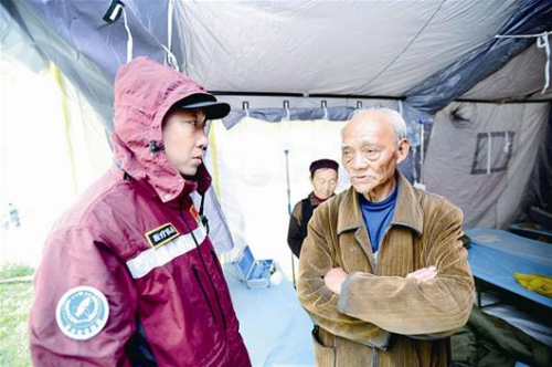 七旬翁地震废墟中背出94岁母亲拒绝休息贴身照顾