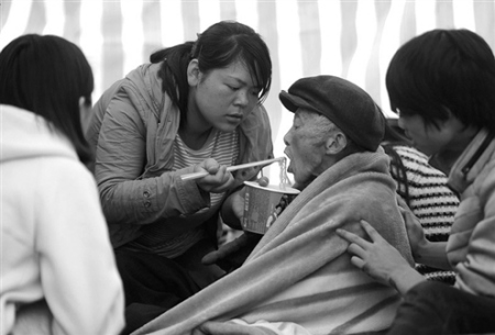 86岁老人遇地震被困家中4日未进食获救即找饭吃