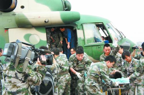 救援官兵冒险营救被埋群众只要家属不提就不放弃