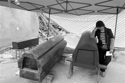 祖孙三代地震中遇难乡亲称坟看上哪块家属说话