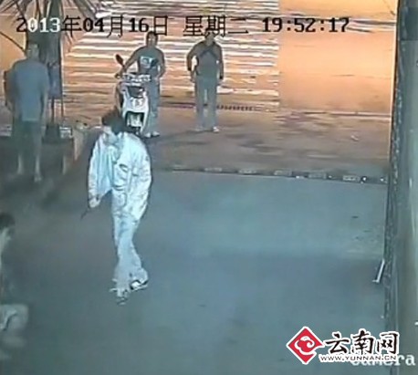 网曝西双版纳男子当街持刀疯狂捅人警方已批捕