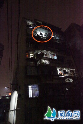 六楼掉下裸男吓坏五楼女子自称为逃离传销(图)