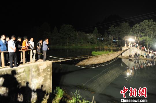 记者直击湖南凤凰吊桥倾斜事故现场(图)