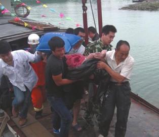 两船相撞16乘客落水一家7口乘船3人下落不明