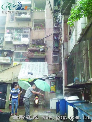 小区自来水管道爆裂如倾盆大雨居民无法出行(图)
