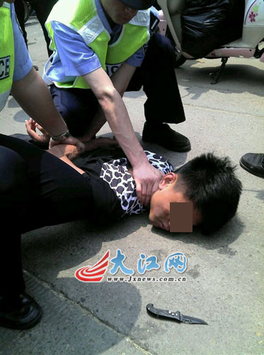 女子违反交规被罚不服叫来男友秀纹身吓交警被抓