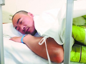 儿子模仿灰太狼被烧父亲割皮救子治疗费无着