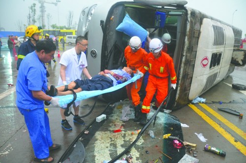 大客车被小车撞腰侧翻女司机将公交车变救护车