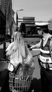 沈阳查“中国式过马路”:骑车人跟交警讲价(图)