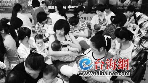 在众目睽睽之下,30多位年轻的妈妈们撩开衣角,当街给孩子哺乳……昨天