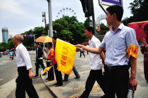 驾驶员志愿者贵阳街头协管“中国式过马路”(图)