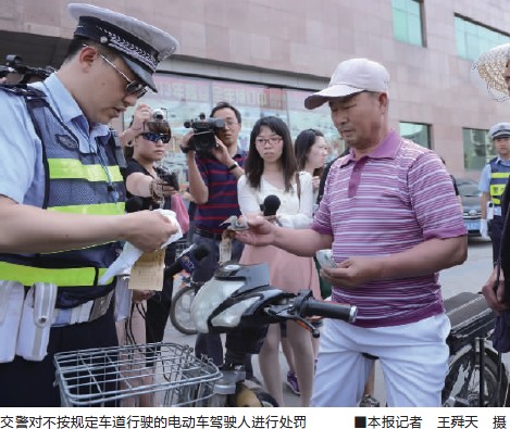 ��С��ᴩ��·����˵û��Ǯ�������Ҹ�����