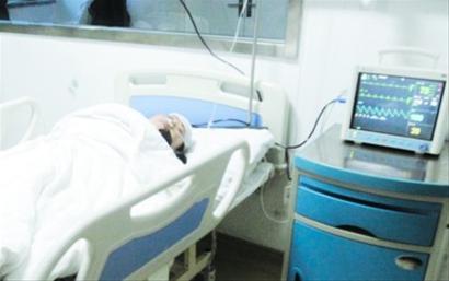 �����80��װ�ΰ����ǽ�����һ��·Ů�ӣ�ͼ��