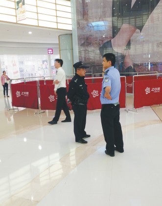 女子逛商场7楼玻璃护栏边坠亡疑似自杀(图)