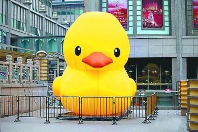 内地多城市现“大黄鸭”造型各异被指山寨(图)