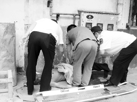 男子醉酒一丝不挂睡街头女人惊叫孩子咯咯笑(图)