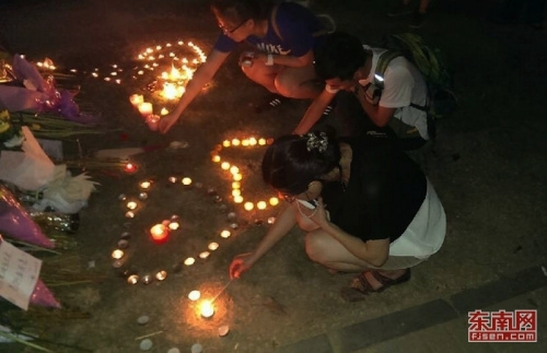 厦门公交纵火案致47死市民前往现场悼念(组图)(2)