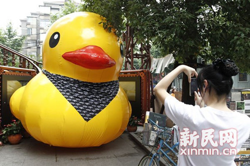 “大黄鸭”现身上海街头所有方称系自行设计