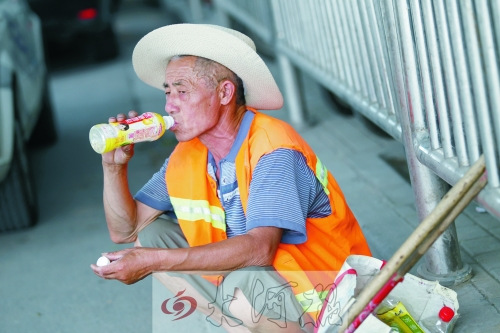 郑州6旬环卫工高温天坚守岗位捡来饮料成消暑宝贝