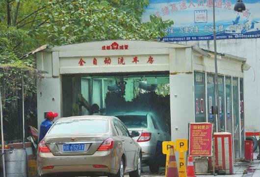 网曝成都城管兼职开洗车场回应称挂牌监管(图)